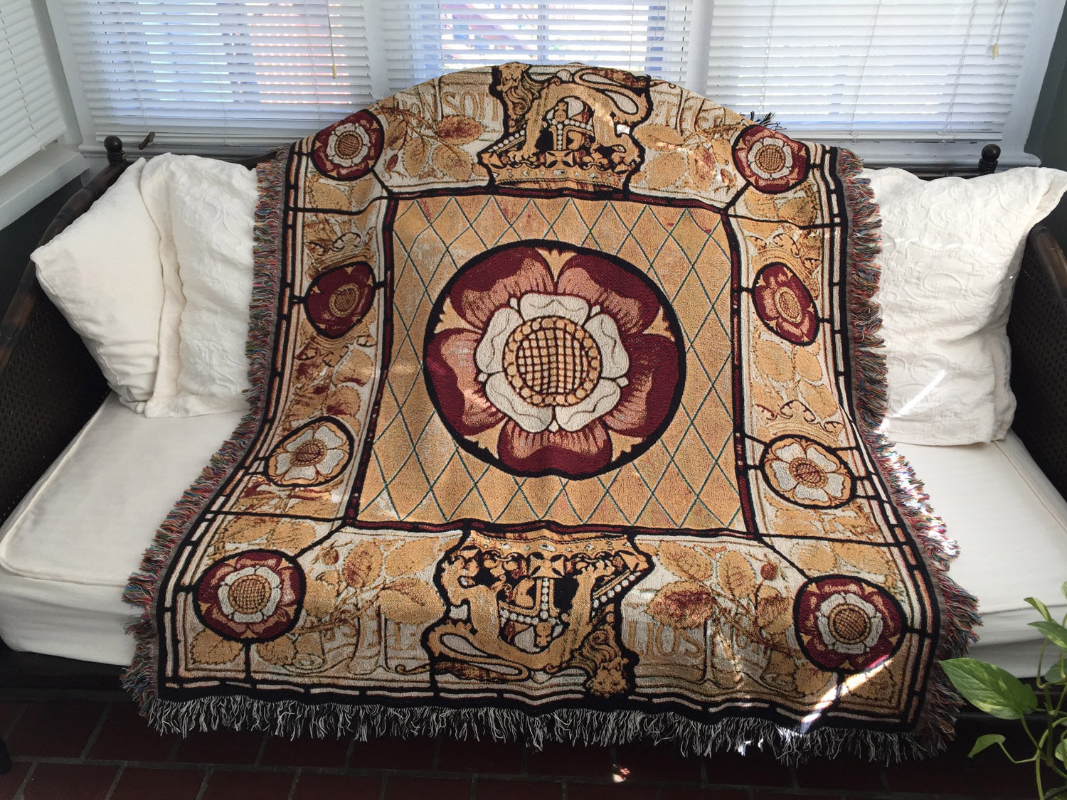 Tudor Rose Deluxe Woven Blanket Throw