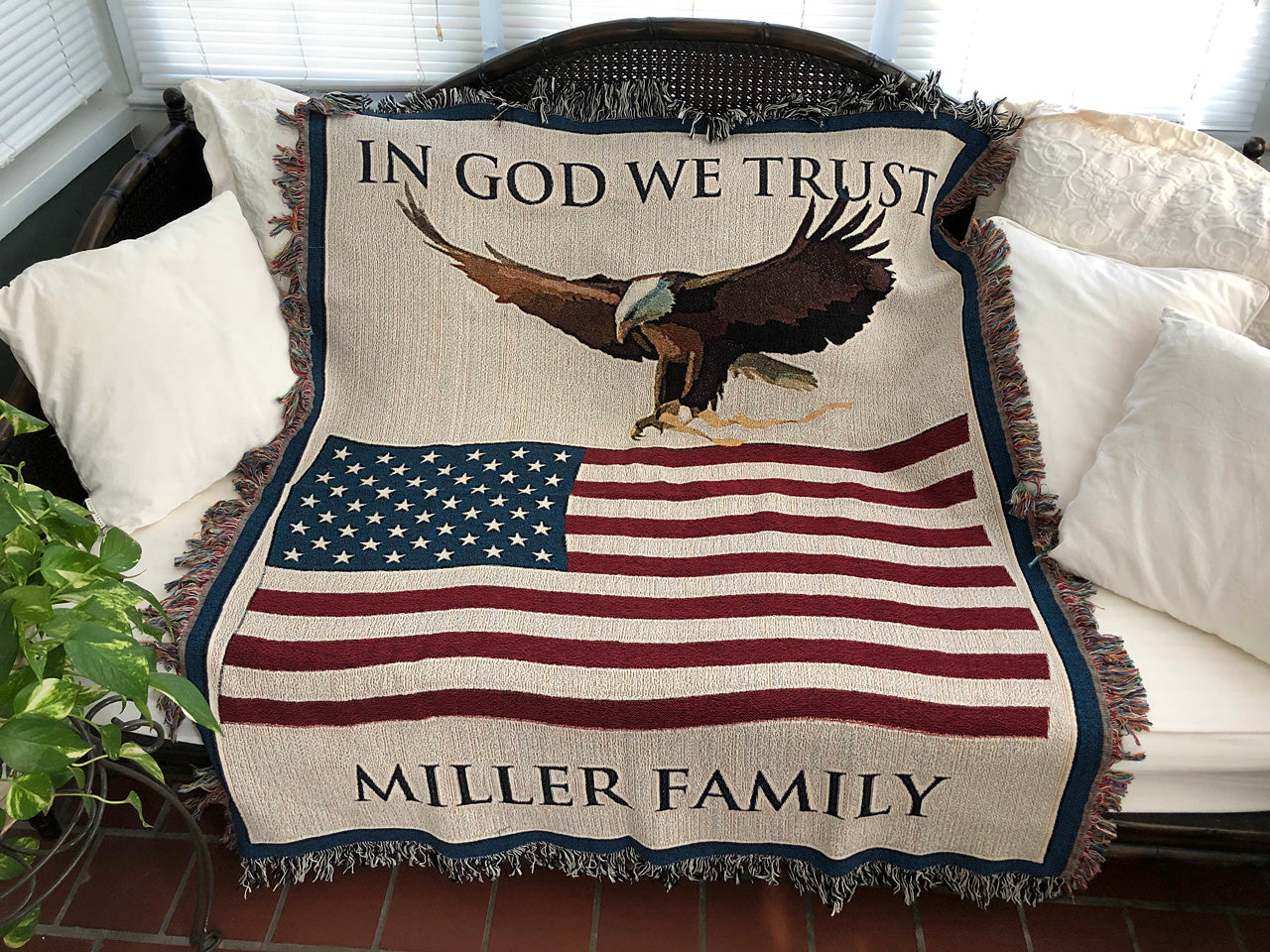 EN DIOS CONFIAMOS - Manta tejida personalizada con la bandera de la familia estadounidense