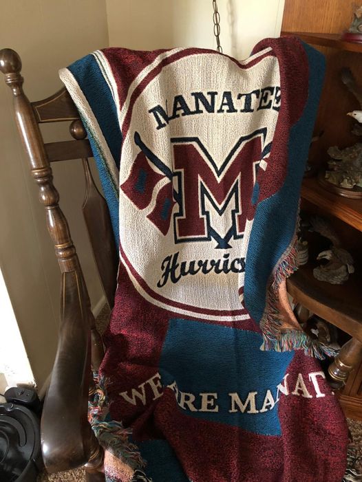 Recaudación de fondos con mantas tejidas personalizadas de la escuela secundaria Manatee